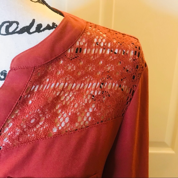 Express Cold-Shoulder rust Button Down - Picture 4 of 10